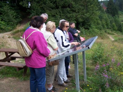 Uczestnicy wycieczki podziwiają panoramę ze Stożka