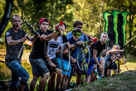 Żywiołowi kibice na trasie zjazdu. Foto - materiały organizatora