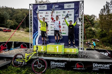 Marek Goryczka z Wisły na najniższym stopniu podium rywalizacji dla juniorów młodszych. Foto - materiały organizatora