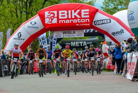 Start kolejnej grupy/fot. BikeMaraton