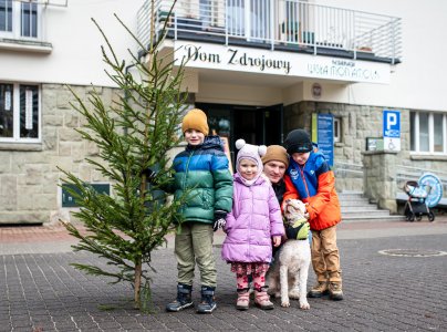 rozdawanie choinek przez Nadleśnictwo Wisła