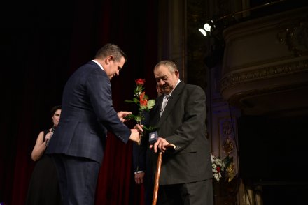 Burmistrz wręczający laur Henrykowi Itnerowi