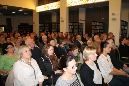 Licznie zebrana publika podczas koncertu w Sali Miejskiej Biblioteki Publicznej