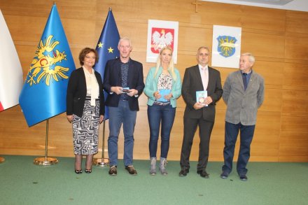 Przedstawiciele Wisły z jubileuszowymi medalami z okazji obchodów 20-lecia organizacji współzawodnictwa sportowego dzieci i młodzieży powiatu cieszyńskiego