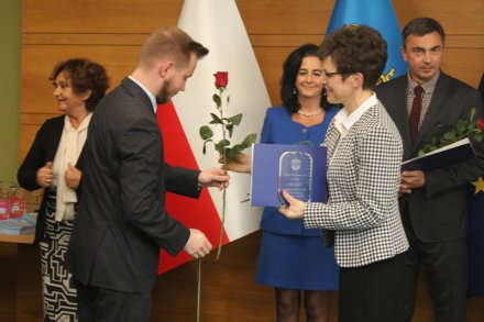 Dyrektor SP nr 1 Gabriela Polok-Otawa odbiera nagrodę dla szkoły za współzawodnictwo w Igrzyskach Młodzieży
