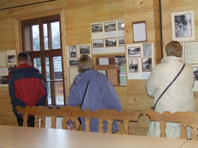 Zwiedzający oglądają ekspozycję w Muzeum Beskidzkim
