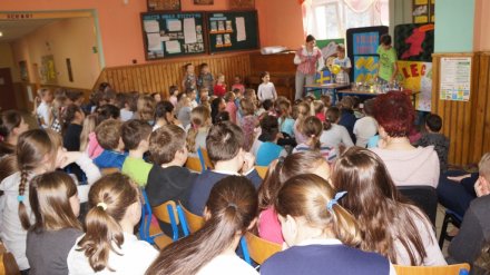 Uczniowie z zaciekawieniem oglądają eksperymenty