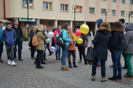 Przechodnie z zainteresowaniem obserwowali happening