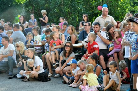 Uczestnicy imprezy oglądają pokaz kendoków