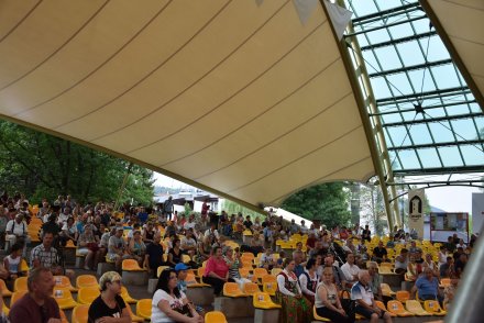 Piąty dzień Tygodnia Kultury Beskidzkiej w Wiśle - widownia w wiślańskim amfiteatrze