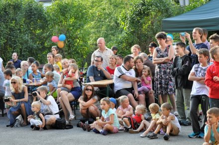 Uczestnicy imprezy oglądają pokaz kendoków