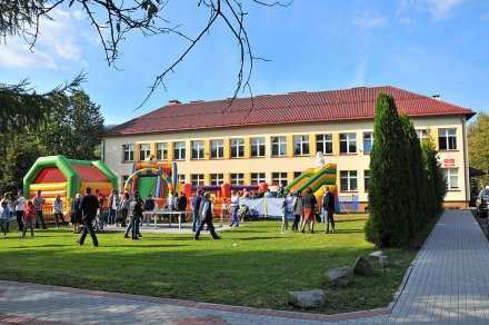 Zabawa na dmuchańcach przed szkołą