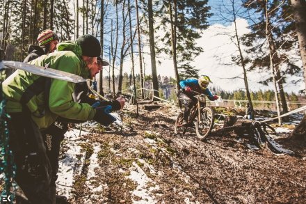 Jeden z riderów na trasie wspierany przez kibiców