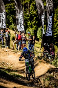 Rowerzysta zjeżdżający ze zbocza Stożka