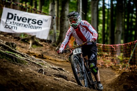 Rowerzysta zjeżdżający ze zbocza Stożka