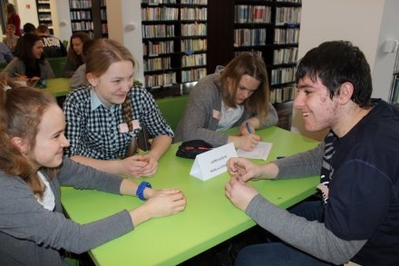 Uczestnicy rozwiązują zadania konkursowe