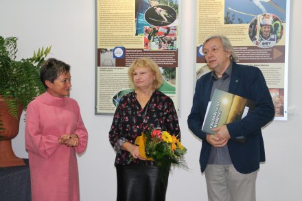 Artyści wystawy wraz z dyrektorem Wiślańskiego Centrum Kultury