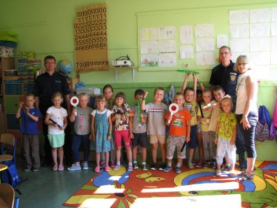 Zdjęcie grupowe uczniów z policjantem i strażnikiem miejskim