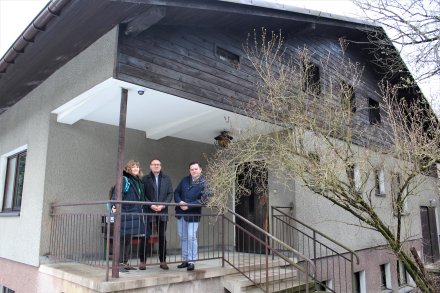 Burmistrz Tomasz Bujok wraz z Magdaleną i Piotrem Bielskimi przed domem