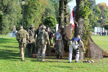 Grupa wojskowych szykuje się do pokazu