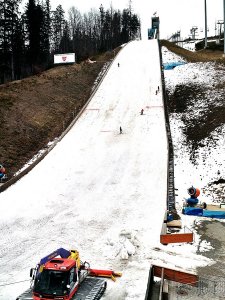 Ratrakowanie i ubijanie śniegu na zeskoku skoczni