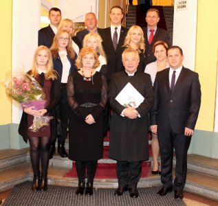 Laureat Srebrnej Cieszynianki ks. Waldemar Szajthauer z rodziną i delegacją Miasta Wisła