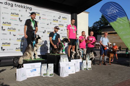 Dekoracja zawodów w Dogtrekkingu