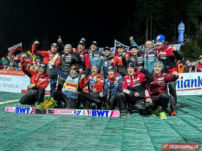 Radość Polskiej ekipy po zwycięstwie Dawida Kubackiego