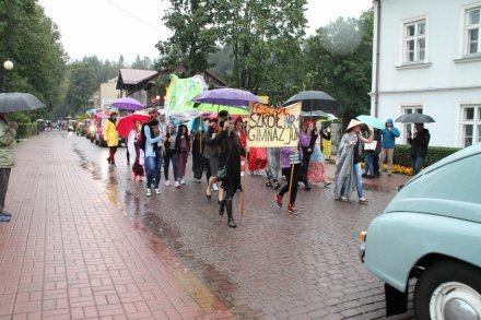 Pochód dożynkowy w Wiśle - uczniowie z gimnazjum