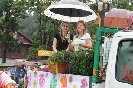 Pochód dożynkowy w Wiśle - sklep ogrodniczy na Oazie