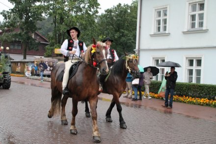 Pochód dożynkowy w Wiśle - chłopaki na koniach