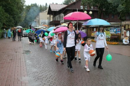 Pochód dożynkowy w Wiśle - grupa koszykarek