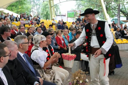 Gazdowie częstują chlebem widowinie