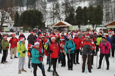 Uczestnicy rozgrzewają się przed Marszem