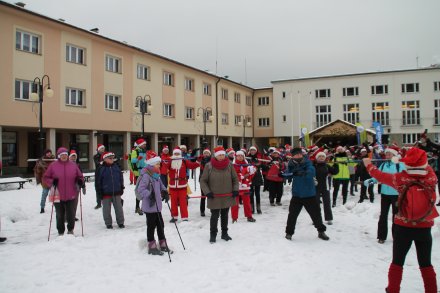 Uczestnicy rozgrzewają się przed Marszem