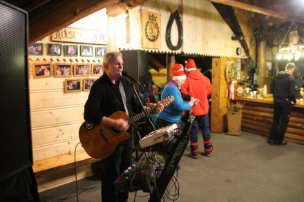 Tadeusz Kowalczyk zabawia uczestników