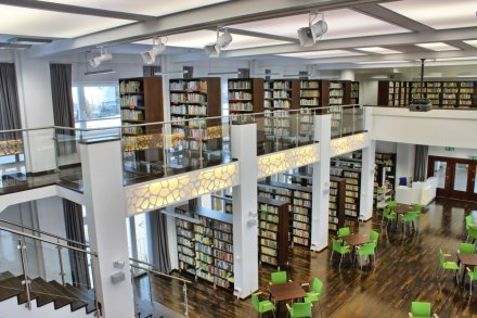 Wnętrze biblioteki wraz z księgozbiorem