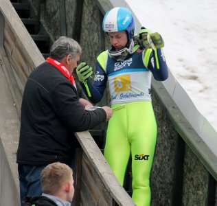 Aleksander Zniszczoł daje autograf kibicowi