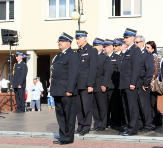 Grupa honorowych gości na rynku