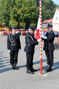 Flaga narodowa wciągana na maszt