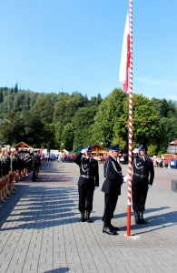 Flaga narodowa wciągana na maszt