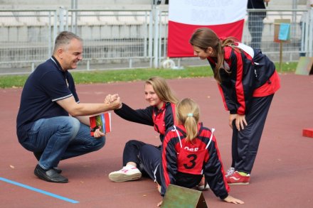 Waldemar Pawlak pociesza jedną z zawodniczek po nieudanym biegu