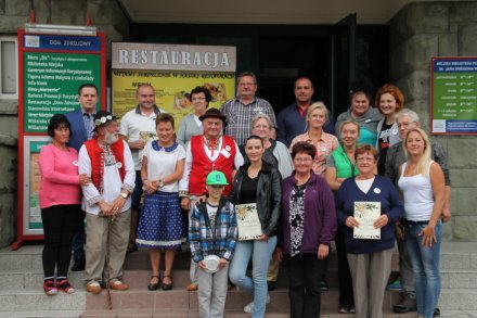 Pamiątkowe zdjęcie burmistrza Wisły z twórcami