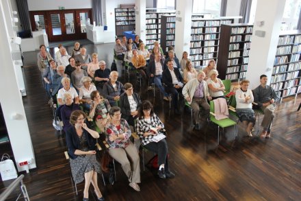 Słuchacze wykładu w bibliotece