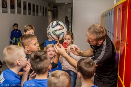 Adrian Duszak uczy młodzież panowania nad piłką