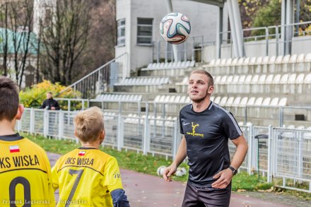 Adrian Duszak pokazuje młodym piłkarzom jak panować nad futbolówką