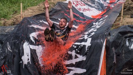 Zawodnik pokonuje jedną z przeszkód