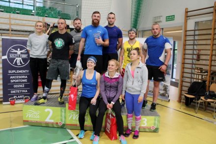 Najlepsi zawodnicy i zawodniczki konkurencji cross games na podium