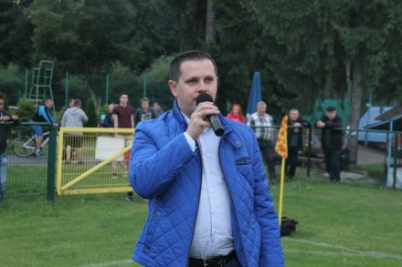Burmistrz Tomasz Bujok składa gratulacje uczestnikom turnieju