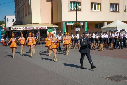 Przemarsz głównym deptakiem  / foto Jozef Poljak